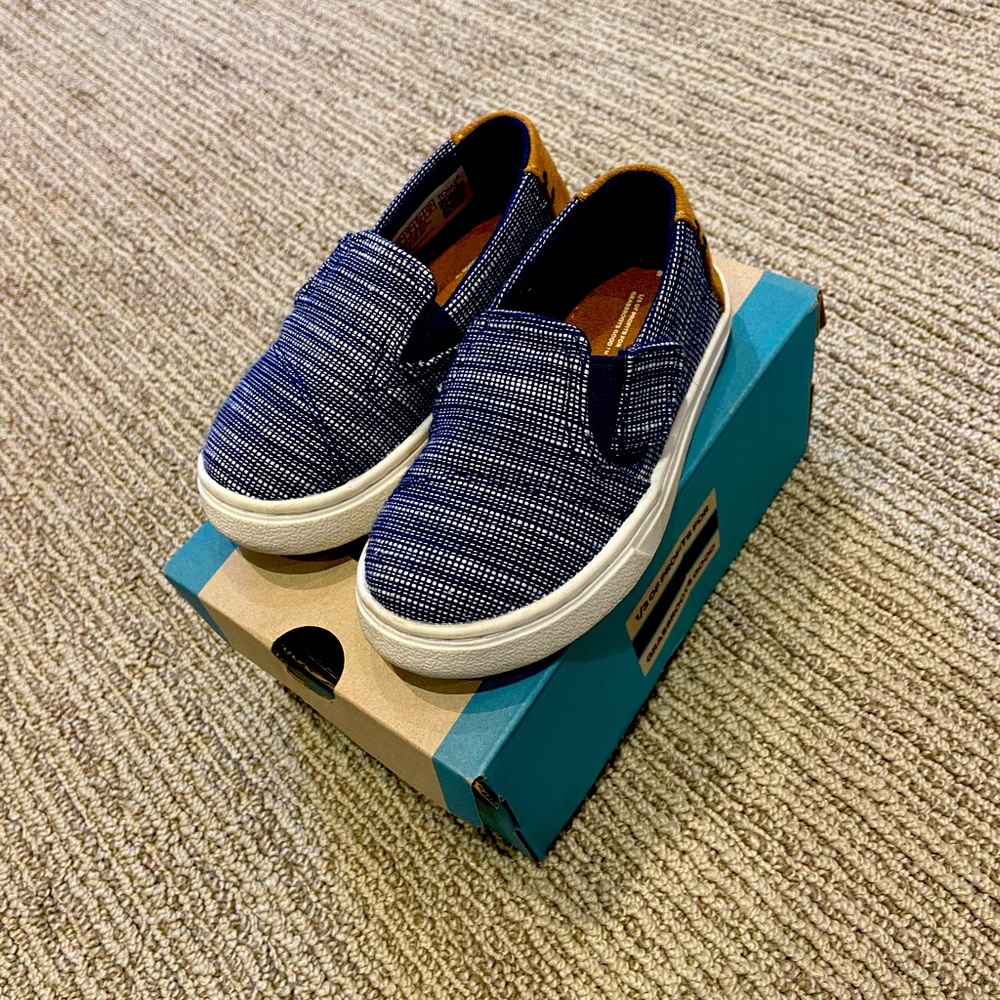 NEARLY NEW Toddler Boys Toms Slip Ons